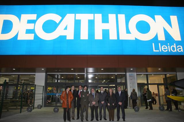 Foto 1. Àngel Ros ha inaugurat la botiga de Decathlon a Lleida, que demà obra les seves portes