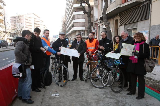 L'alcalde, Àngel Ros, acompanyat de la 1a tinenta d'alcalde Marta Camps, del regidors S.Mestres i J.Barberà i de responsables del BAC, ha presentat la nova guia de la bicicleta de Lleida.