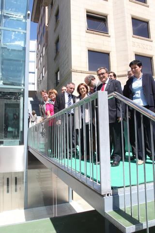 L’alcalde de Lleida, Àngel Ros, acompanyat per la 1 tinent d’alcalde, Marta Camps, i diverses autoritats, ha presidit l’estrena del nou ascensor.