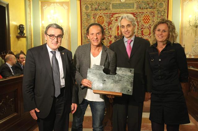 Foto 1. Àngel Ros ha fet entrega del Bronze d'Ascoli al dissenyador lleidatà