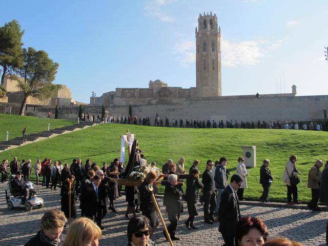 Foto 1. Centenars de lleidatans han participat en el Via Crucis fins a la Seu Vella