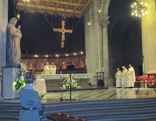 Foto 1. Montse Parra ha assistit a la Missa de Resurrecció, oficiada pel bisbe Piris