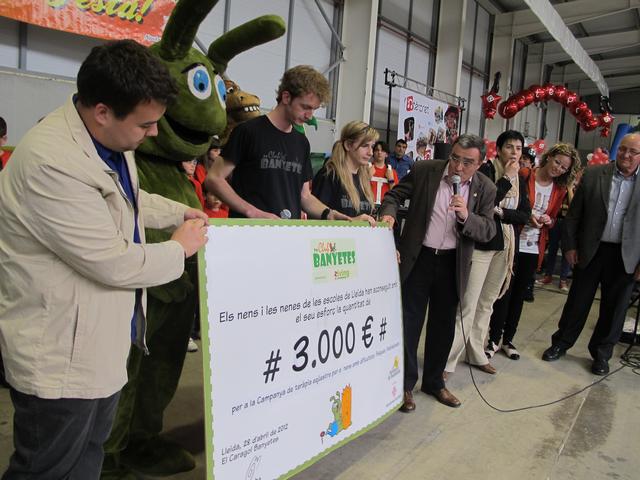 Foto 1. L’alcalde de Lleida ha fet entrega del xec solidari de 3.000 euros a la Fundació La Manreana
