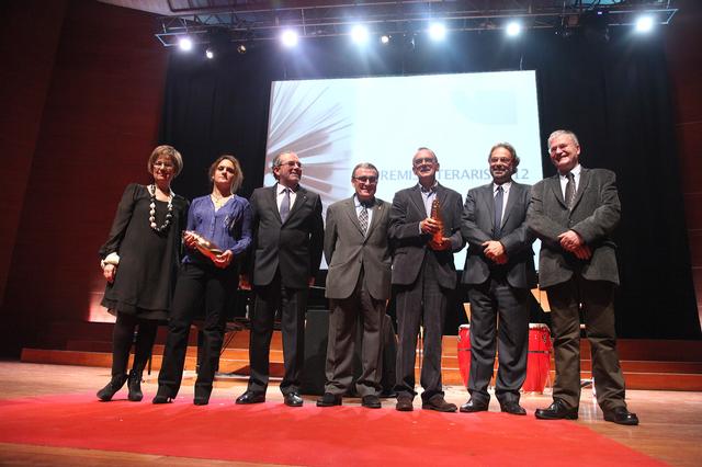 Foto 1. Àngel Ros, Joan Reñé i Montse Parra, amb els guardonats dels Premis Literaris 2012