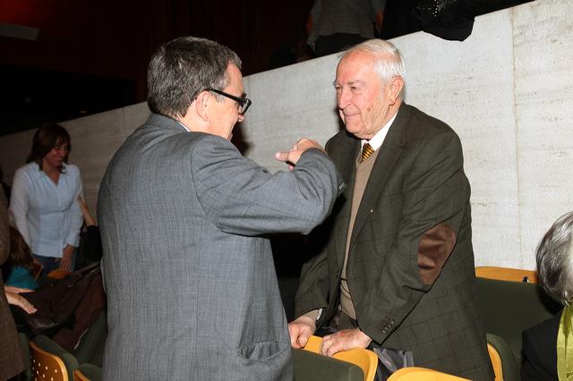 Foto 3. L'alcalde ha saludat a l'escriptor lleidatà Josep Vallverdú