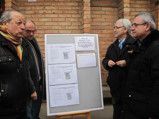 Foto 2. Joan Gómez i Toni Baró han presentat als veïns les tres propostes de l’Ajuntament per remodelar la plaça
