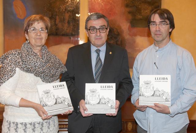 Àngel Ros, acompanyat de Montse Parra, ha rebut a la Paeria l’autor del llibre "Lleida, a escaire i cartabó", Fèlix Montagut