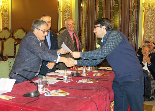 El paer en cap lliurant el Premi Batec 2013 a “Un cercle socràtic a l’institut”, d’Ignacio Terrado Rourera