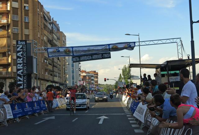 El regidor Txema Alonso, a l'arribada del guanyador de la 57 Volta Ciclista a Lleida, Adrià Moreno