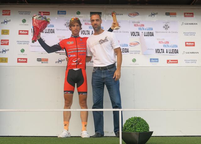 Alonso ha lliurat el trofeu al guanyador de la recuperada Volta Ciclista a Lleida