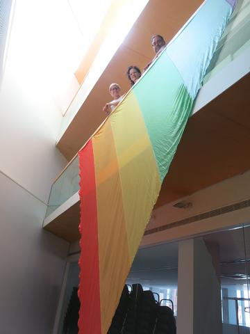 L'edifici que acull les depedències municipals de Drets Civils, Cooperació i Igualtat llueix la bandera de l'arc de Sant Martí, símbol de l'orgull gai i lèsbic