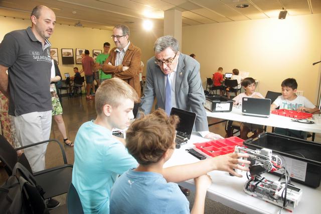 Moments de joc i aprenentatge científic al campus de robòtica del Parc Científic