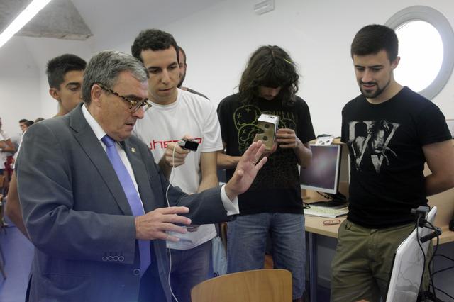 L'alcalde, compartint amb els joves coneixements sobre realitat virtual