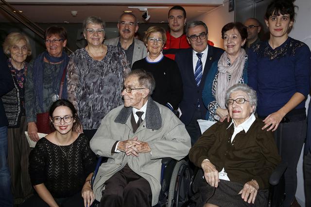 L'alcalde de Lleida, Àngel Ros, ha presidit un emotiu acte juntament amb una bona representació de la família de Lluís Virgili, acompanyat de la seva dona Teresina, així com dels seus fills i néts i altres familiars