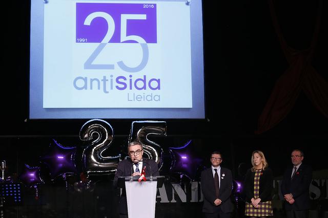 La consellera de Presidència, Neus Munté, acompanyada de l’alcalde de Lleida, Àngel Ros, ha presidit el sopar commemoratiu amb motiu del 25è aniversari de l’associació