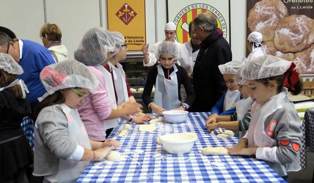 Els forners ensenyen a fer panets i a prendre consciència de la cultura del pa