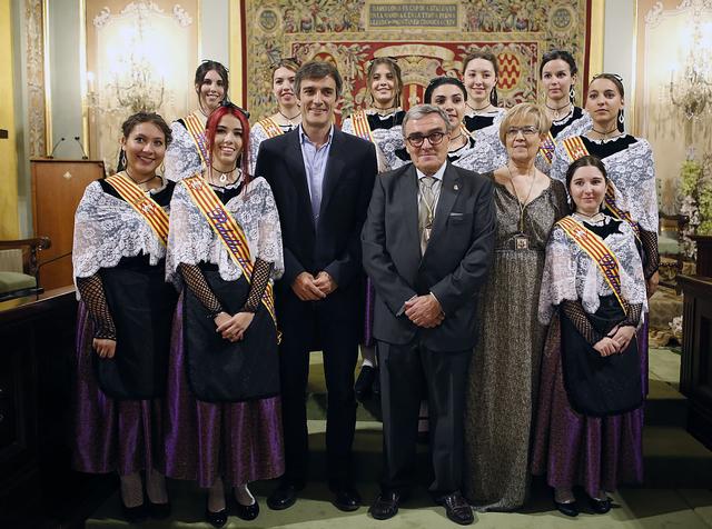 L'alcalde, Àngel Ros, i la tinent d'alcalde Montse Parra amb el pregoner, Lluís Caelles, i les pubilles de la ciutat