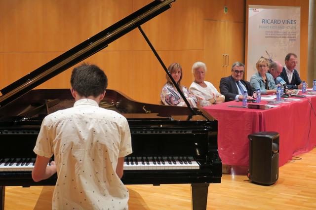 Interpretació musical de l'alumne Adrià Ibáñez a l'acte de presentació del primer concurs internacional de piano per a joves talents fins a 17 any