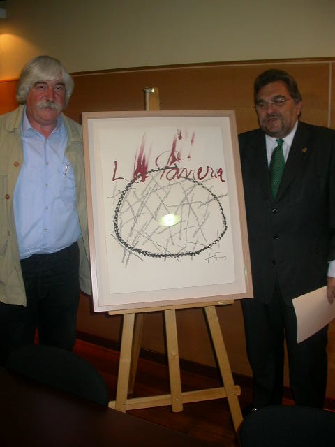 L'alcalde i el regidor A.Llevot mostren el cartell original de la Panera realitzat per Antoni Tàpies