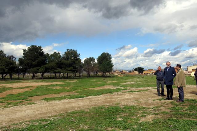 El tinent d'alcalde Fèlix Larrosa ha visitat la zona verda del carrer Camp que es convertirà en el nou bosc urbà dels Magraners