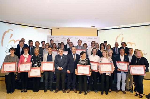 La Paeria ha distingit 20 empreses i professionals per contribuir a la potenciació del turisme i el comerç de Lleida en el marc de l’acte de lliurament de la 3a edició dels Premis de Turisme i Comerç que ha presidit l'alcalde Àngel Ros