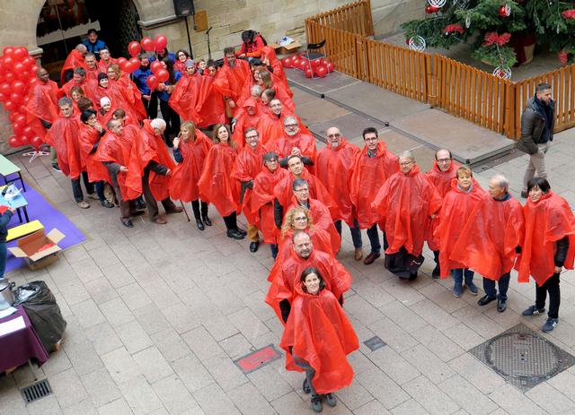 Llaç humà vermell, a la plaça de la Paeria, per la lluita contra la Sida