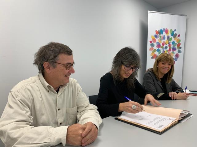 La regidora Sandra Castro ha signat l'acord amb Marçal Abella, representant d’Alpicat Solidari.