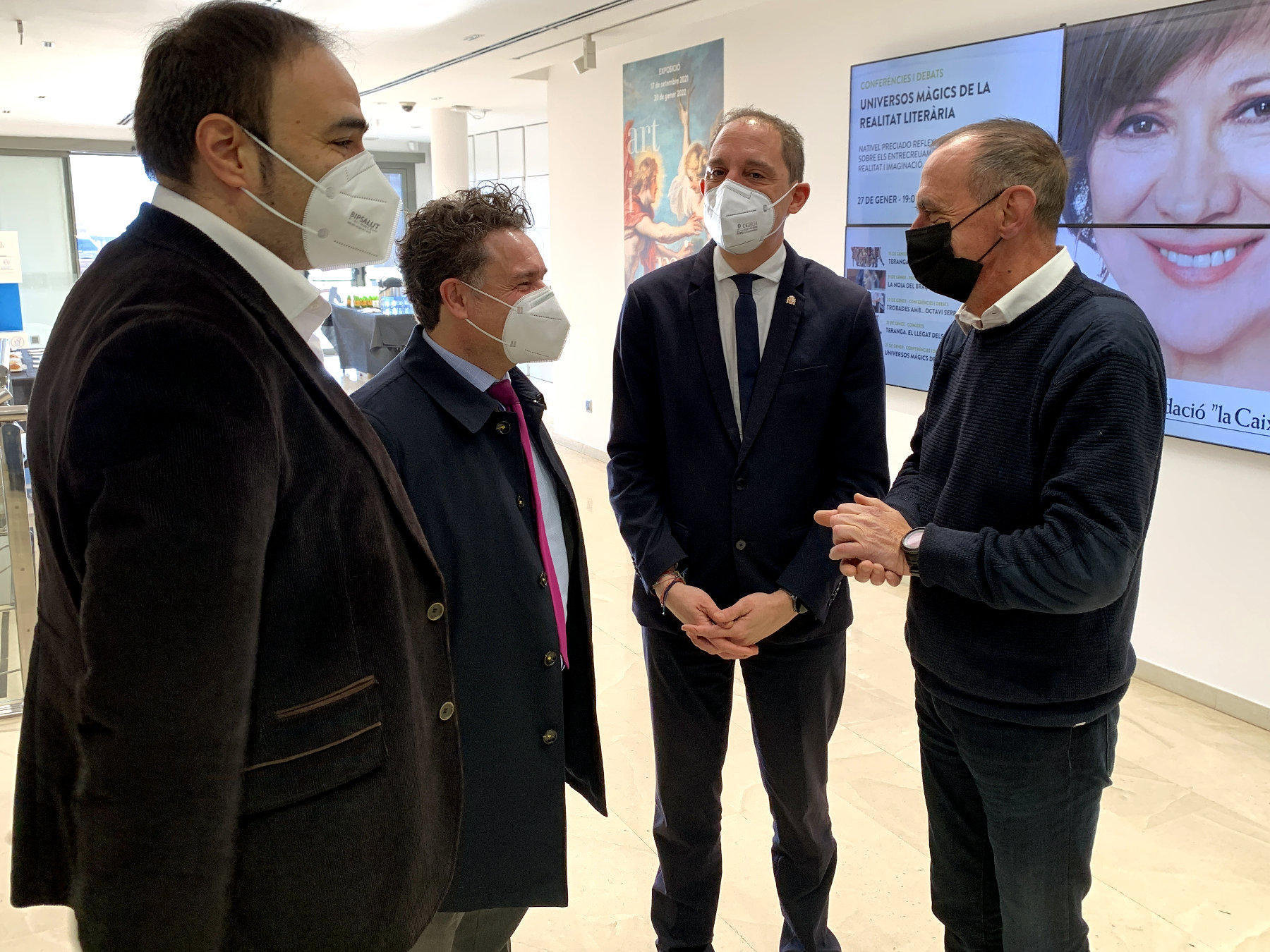 Pueyo conversa amb Francesc Guillaumet i Jordi Solana, director i editor de La Mañana, i el subdelegat del govern central, José Crespín