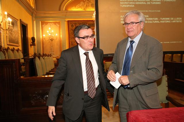 L'alcalde de Lleida i el ministre d'Indústria, Comerç i Turisme, al saló del Retaule. 