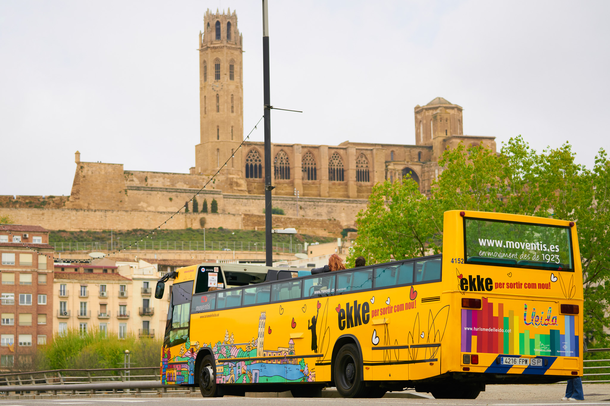 Arrenca la temporada d’estiu del Bus Turístic de Lleida, que uneix els turons de la Seu Vella i de Gardeny