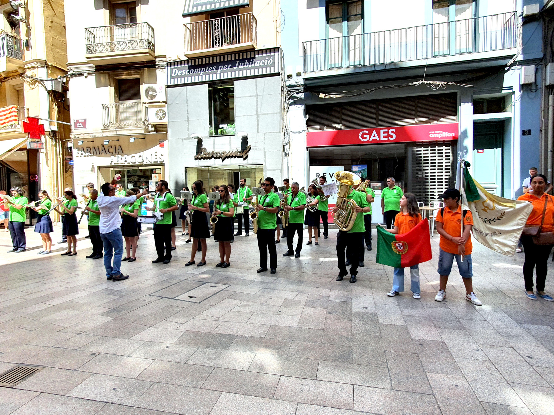 Actuació de la banda portuguesa Sociedade Filarmónica de Santo Estêvâo a la plaça Paeria