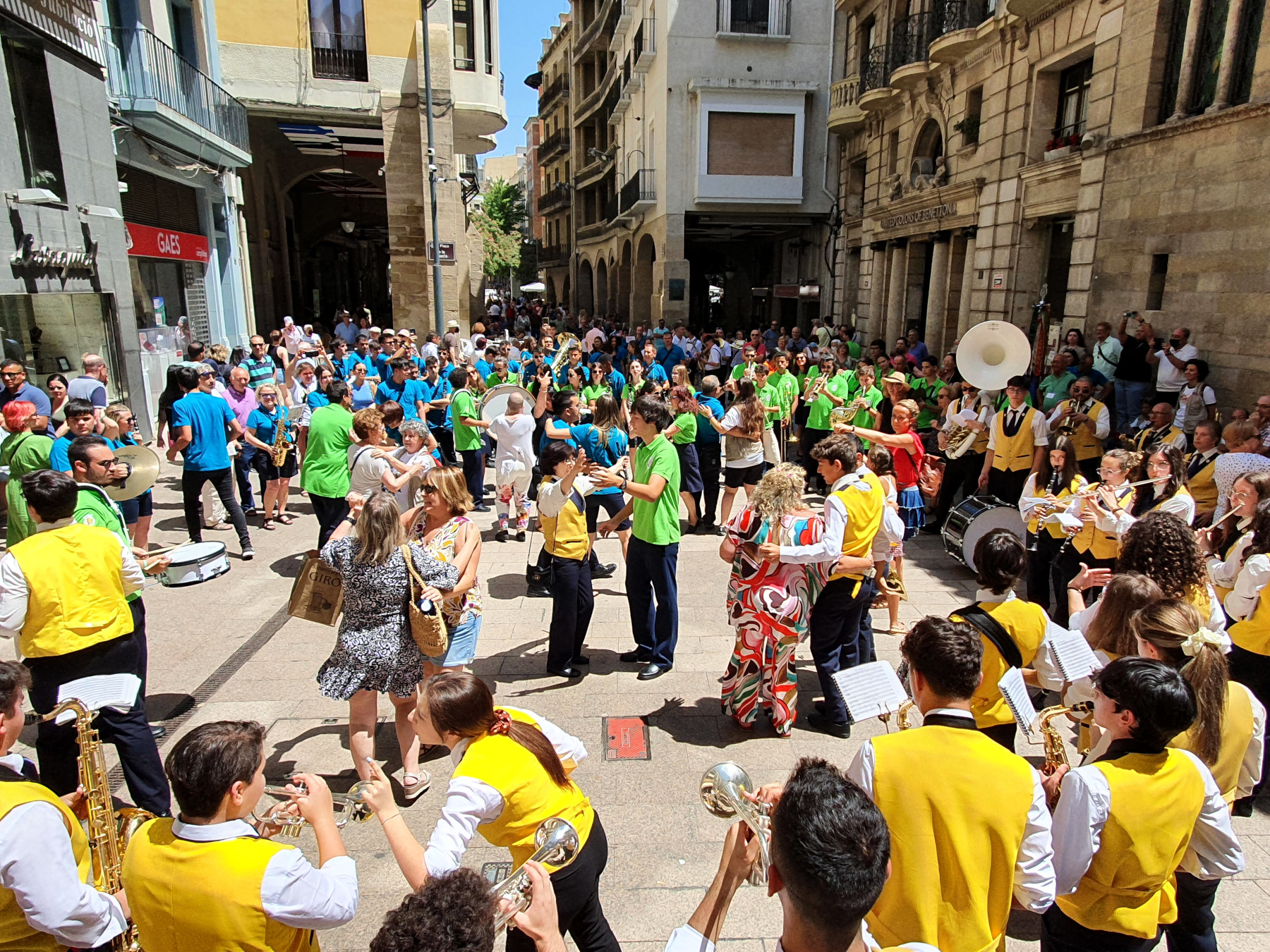 La plaça Paeria amb totes les bandes i el públic ballant