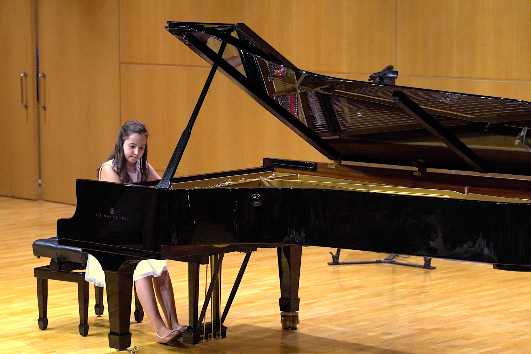 La guanyadora del premi Carme Grasa en la categoria I, Lucía López, tocant una peça durant l'acte de lliurament dels guardons