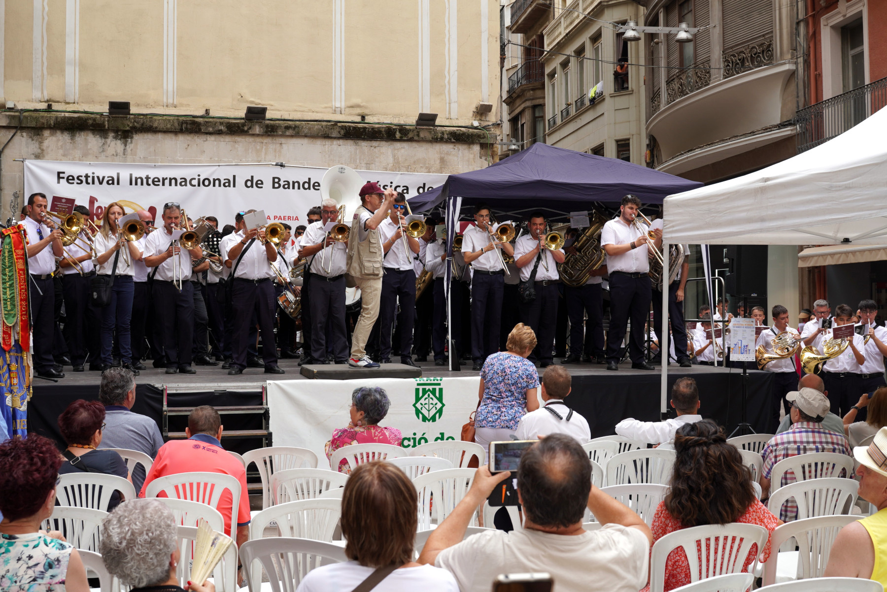 Totes les bandes han participat en la interpretació de la peça final del concert amb el director de la banda de Lleida, Amadeu Urrea, a la batuta