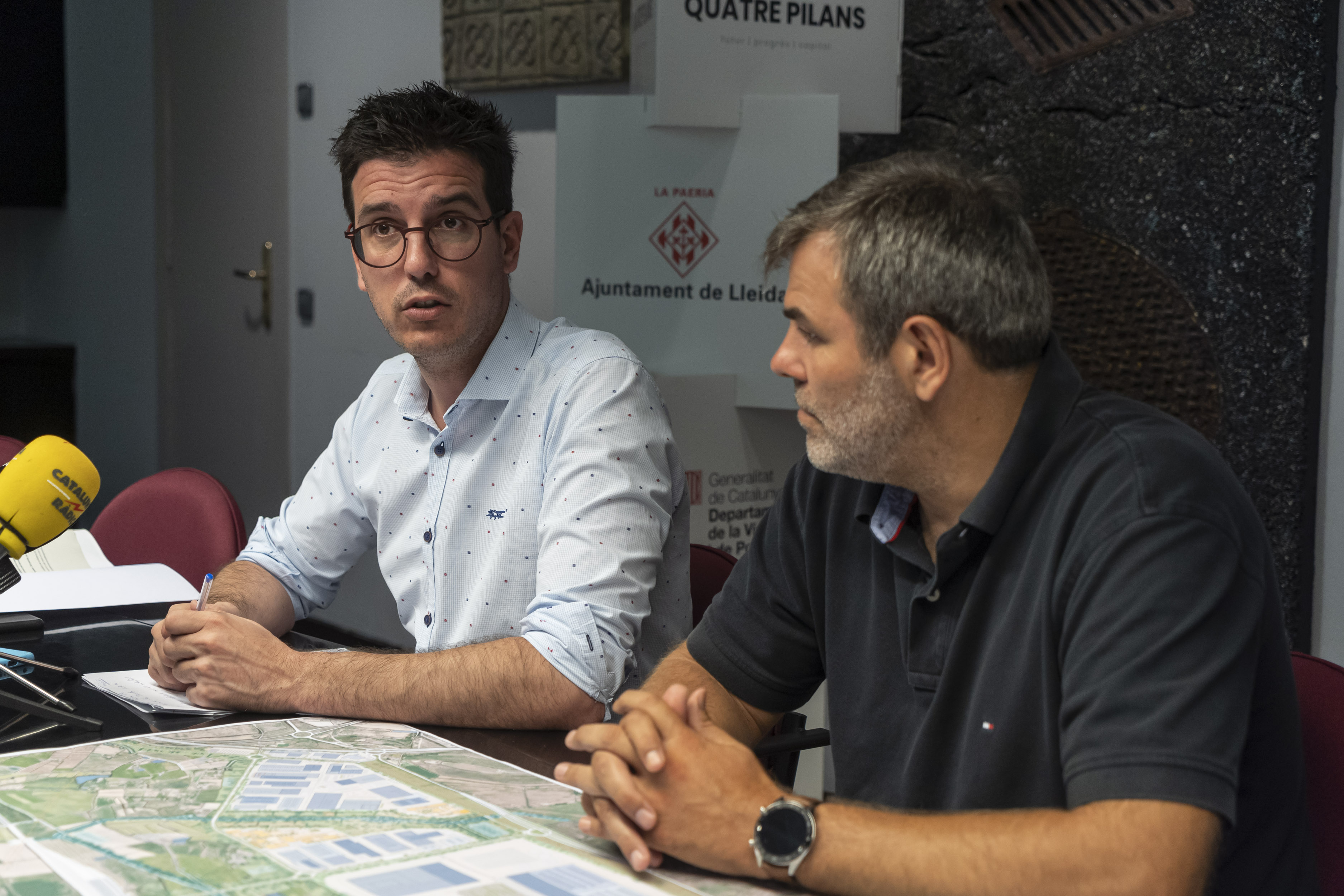Antoni Postius i David Melè, en la roda de premsa sobre les al·legacions de Torreblanca-Quatre Pilans. 