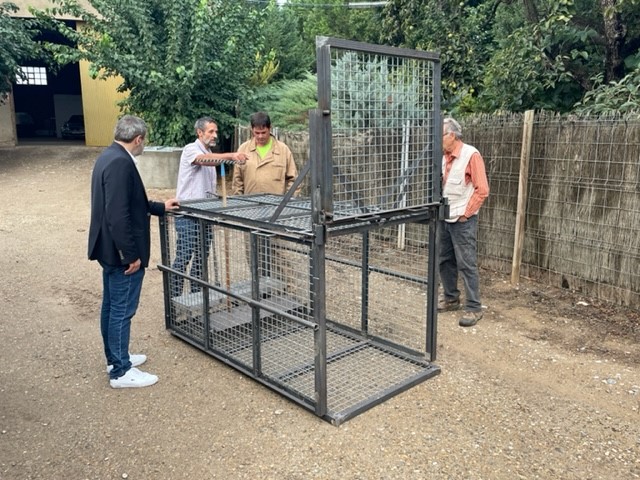 Una altra imatge de la gàbia que es posarà a disposició dels veïns per capturar senglars. 