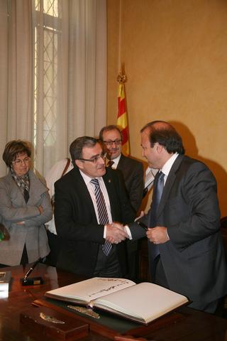 El secretari d'Estat de Turisme, Joan Mesquida, ha visitat l'Ajuntament, on ha signat al llibre d'or de l'Ajuntament