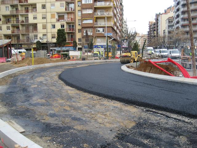 La construcció de la rotonda s'ha començat a realitzar per la zona més propera a la plaça. 